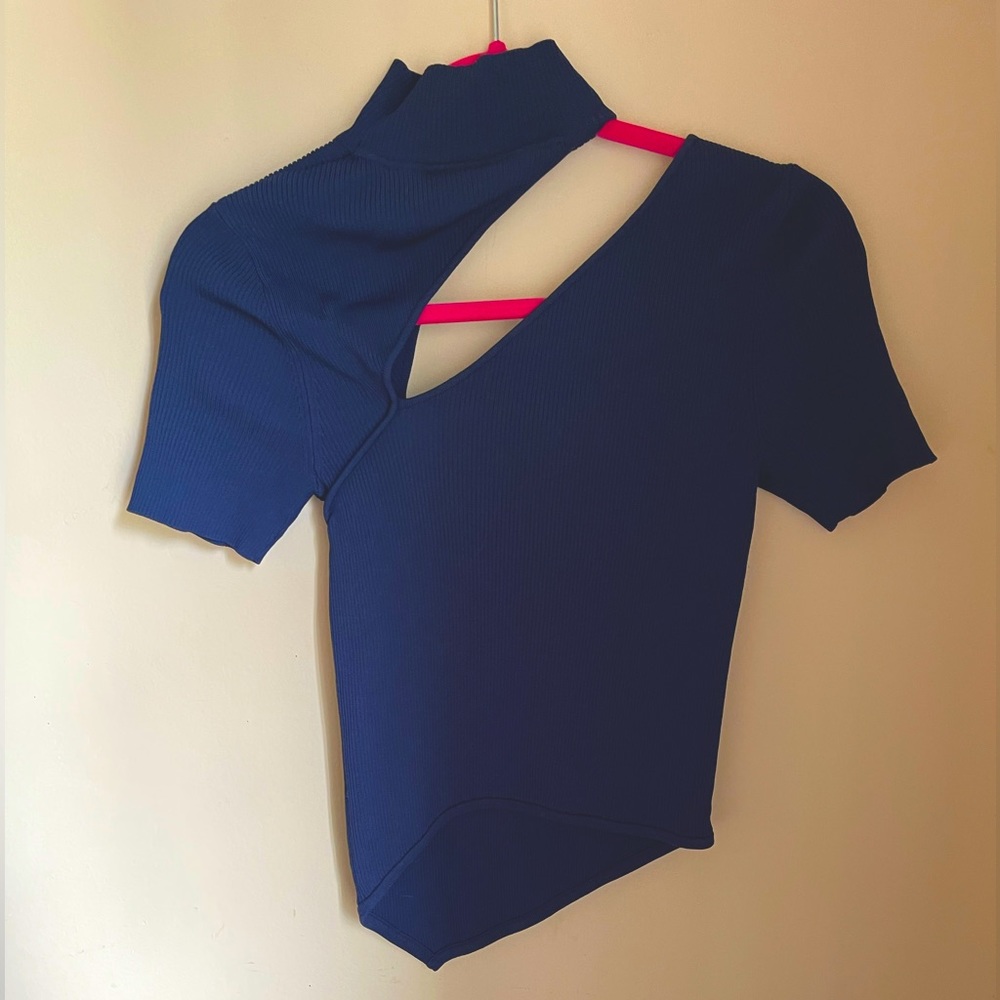 Beautiful cult gaia cutout top.